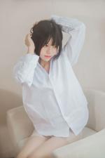 Coser @ 桜 桃 喵 Vol.072: 白 衬衫 散发 (49 photos)